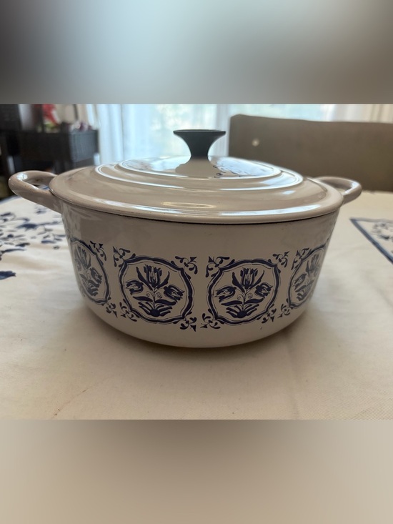 Le Creuset Other - Vintage Le Creuset cream enamel Dutch oven with blue tulip pattern